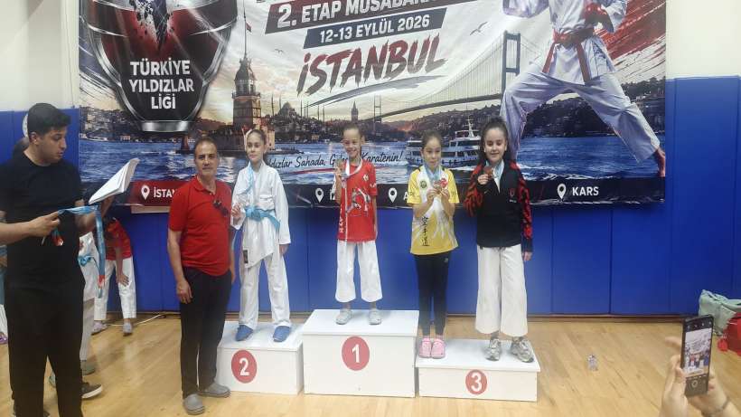 ESENYURT’UN YILDIZ KARATECİLERİNDEN MADALYA ŞÖLENİ