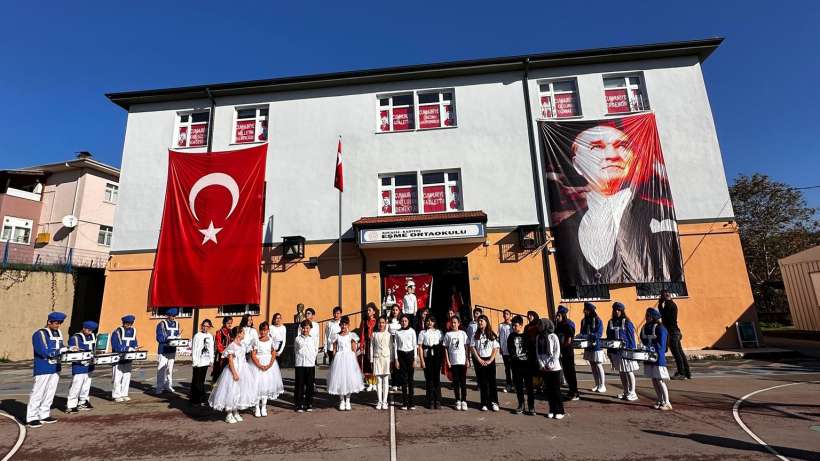 EŞME ORTAOKULU’NDA CUMHURİYET BAYRAMI COŞKUSU DORUĞA ÇIKTI