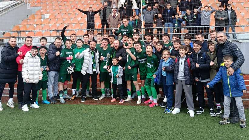 Çayırtepe Gençlikspor şampiyonluğu kutluyor