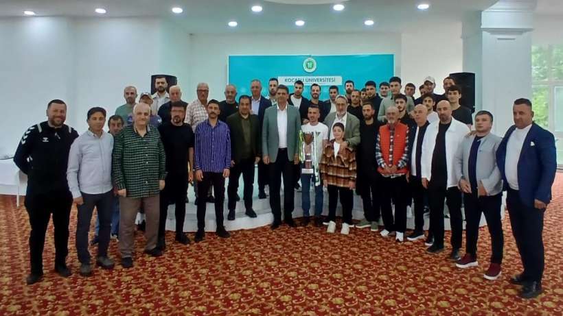 ŞAMPİYONLUK KUPASI DERBENT ESNAFSPOR'UN MÜZESİNDE